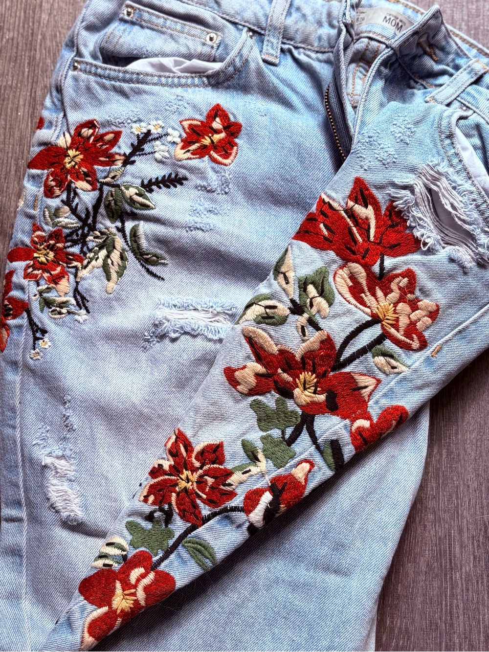 TOPSHOP High-Waisted MOM Jeans with Floral details. Size 28.